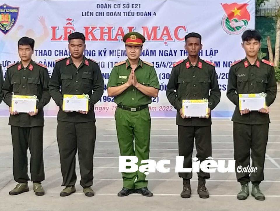 Trung đoàn Cảnh sát cơ động Thủ đô đón nhận Huân chương Bảo vệ Tổ quốc hạng  Ba