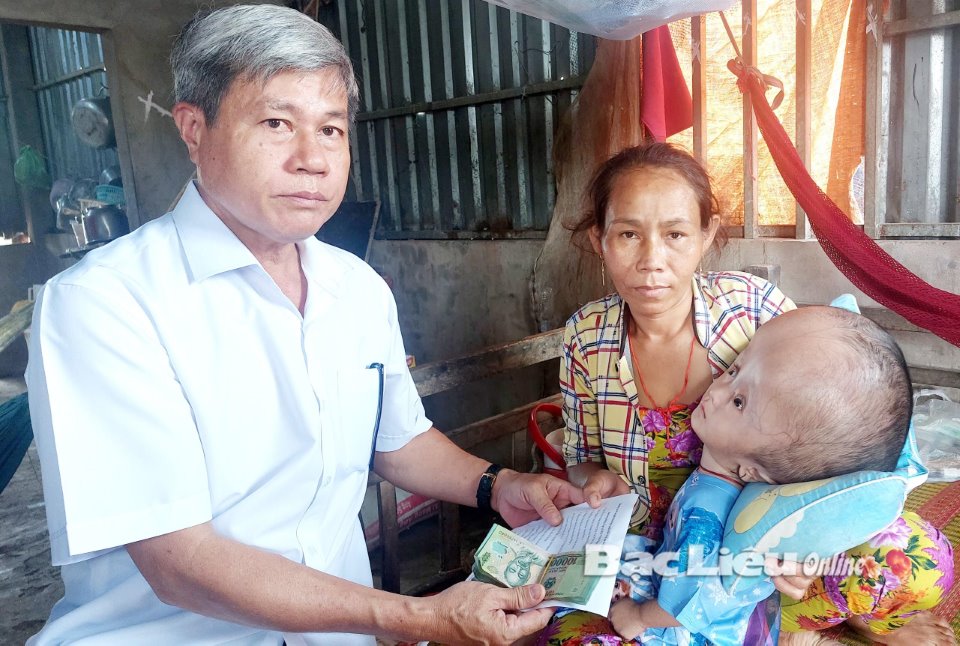 Trung tâm y tế huyện Hòa Bình: Thăm và trao tặng tiền hỗ trợ cho ...