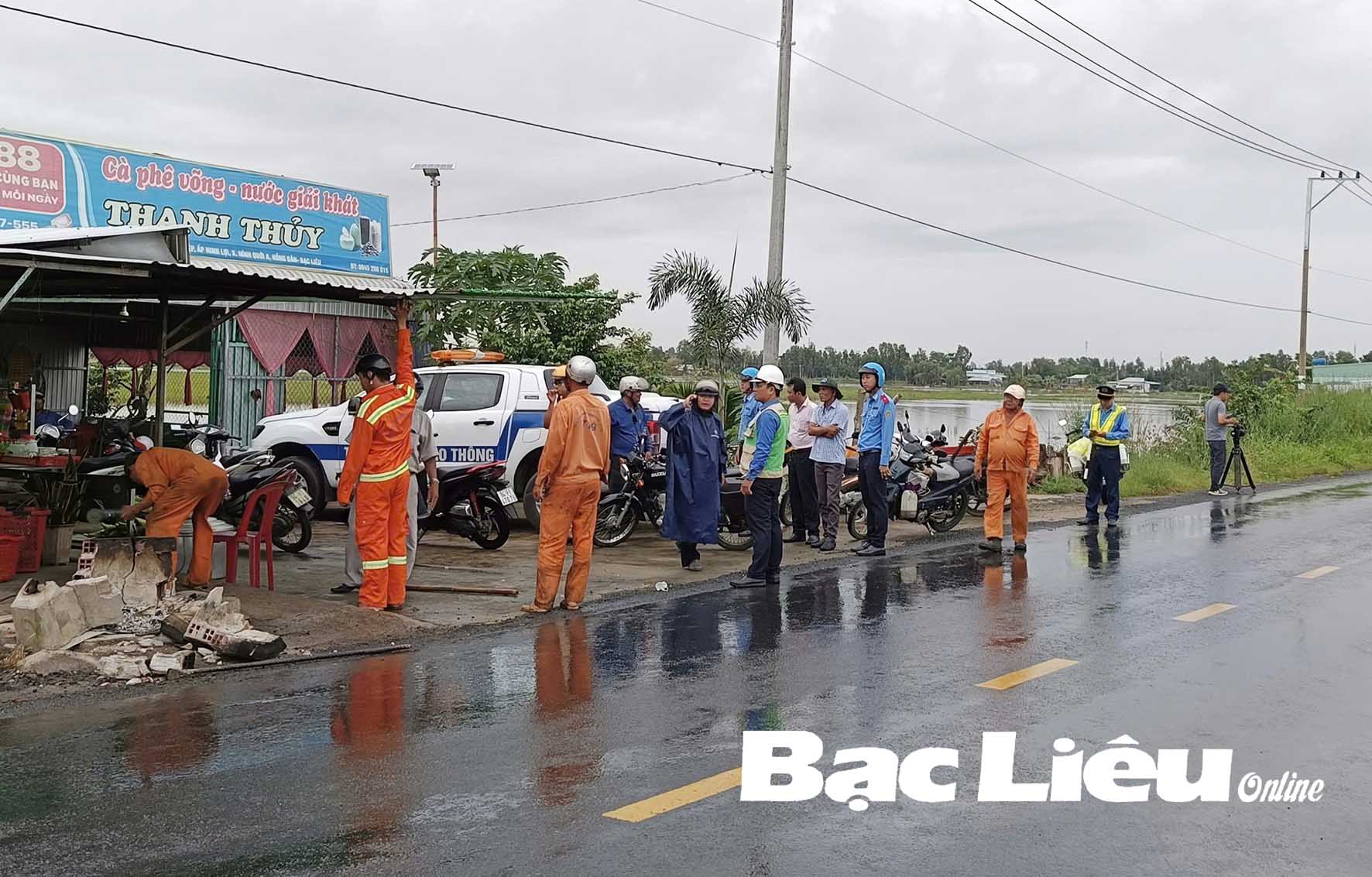 Giải tỏa vi phạm hành lang an toàn tuyến Quản Lộ - Phụng Hiệp